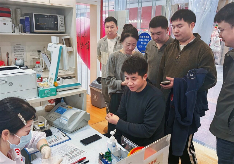 热血送暖，同心相助 I 湖北瑞洪公司工会组织职工义务献血 “挽袖”接力